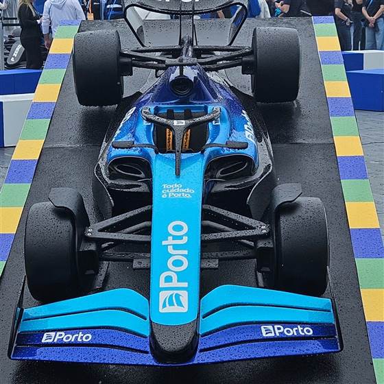 Carro de Fórmula 1 com a marca Porto no GP São Paulo