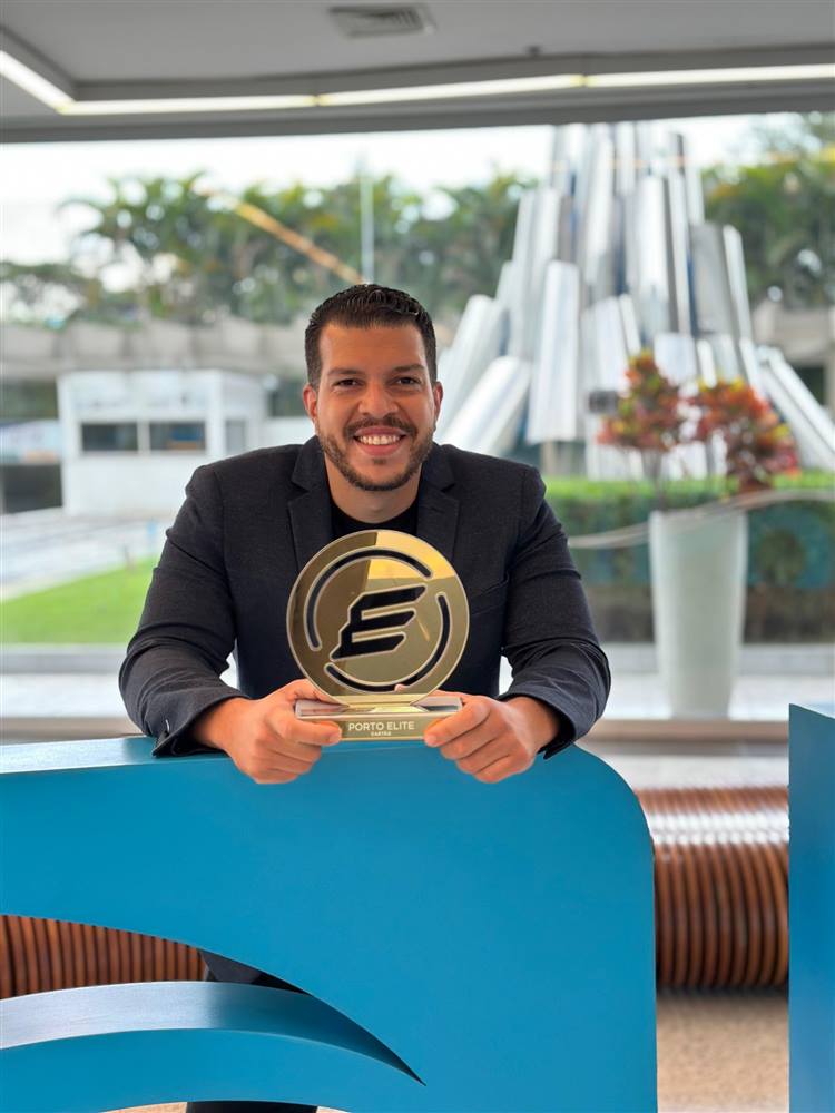 Glauco com o troféu Porto Elite Cartão