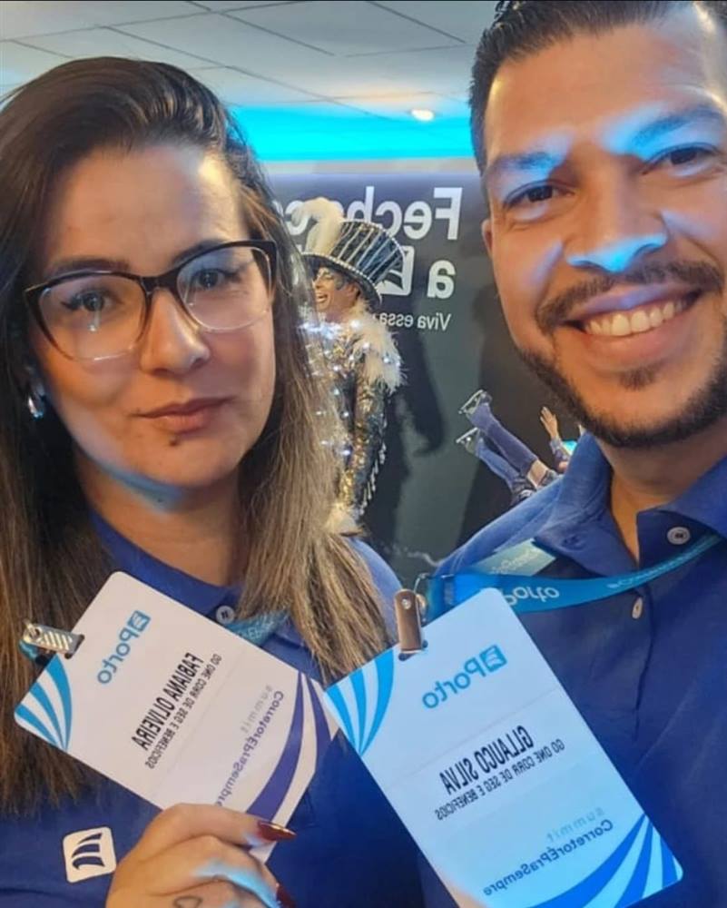 Fabiana e Glauco com os crachás do Porto Summit