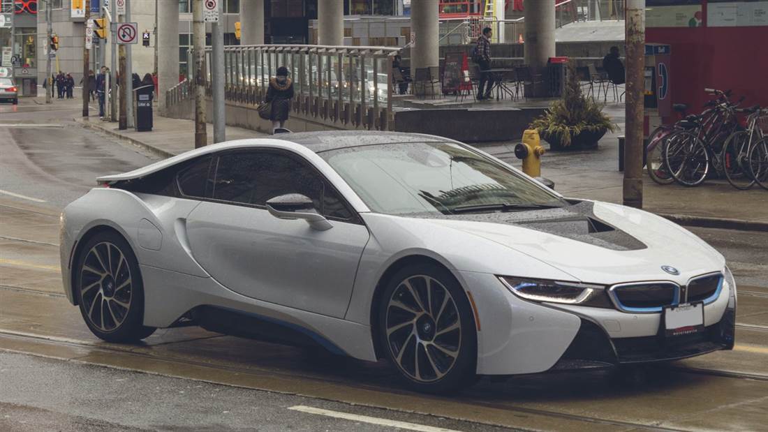 Carro moderno em movimento na cidade