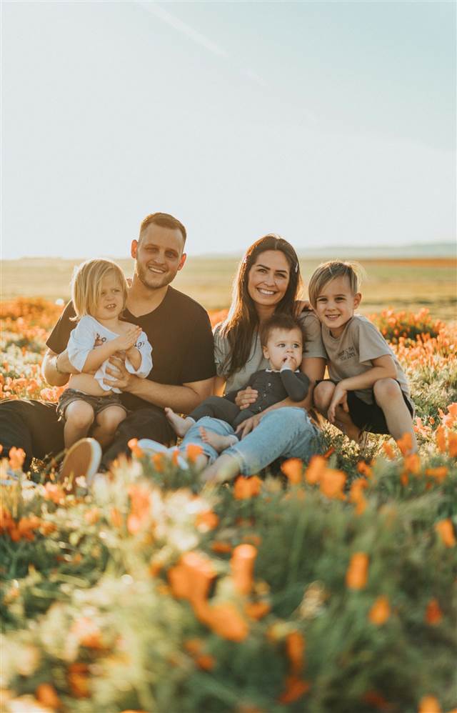 Família reunida em um campo de flores